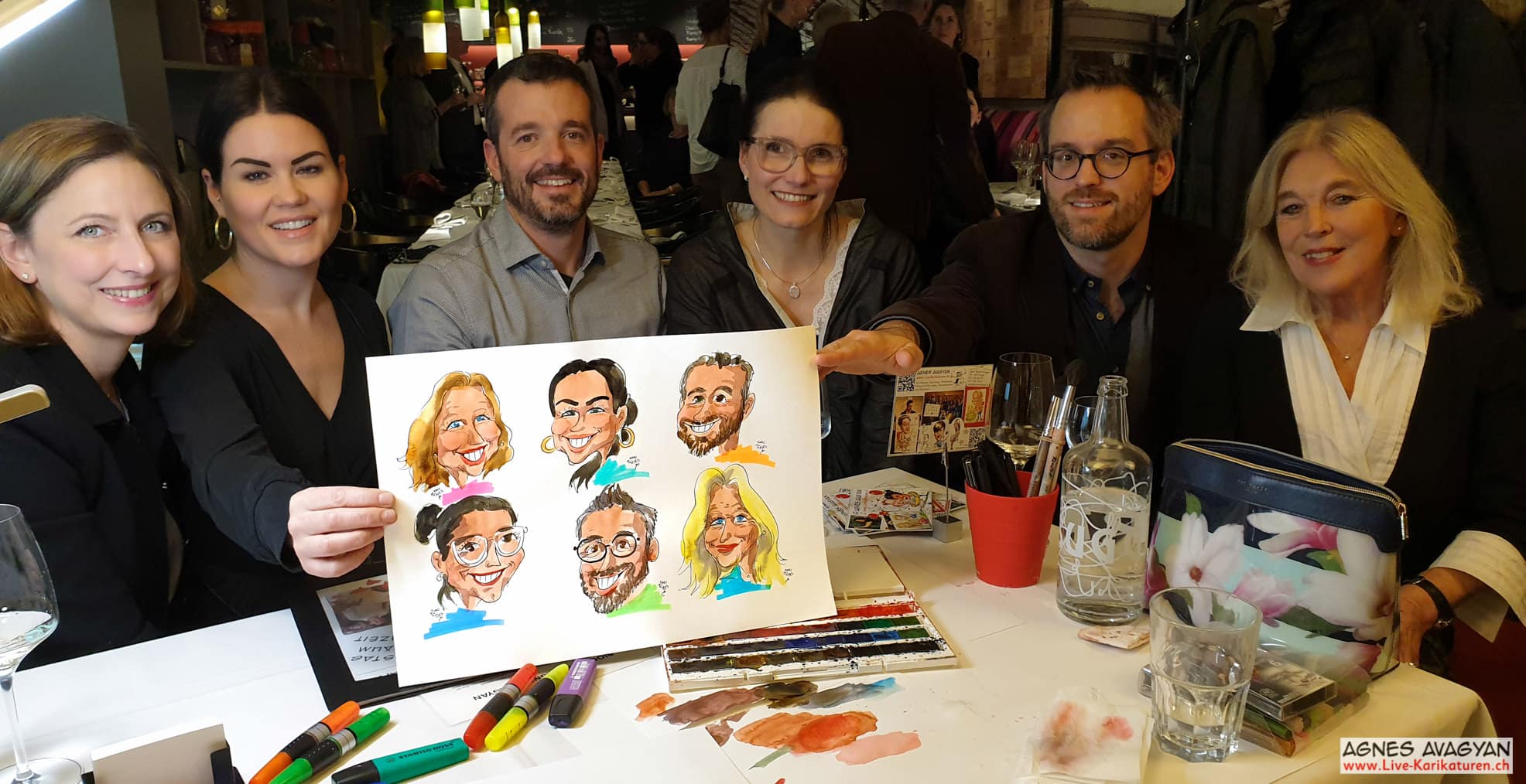 Alleinunterhalter, Unterhaltung, Kunst, Kunsthandwerk, Firmenevent, Geschaeftsessen, Geburtstag, Hochzeit, Firmenevent, Geschenkidee, Hochzeit, Jubilaeum, Kuenstler, Live Karikaturist, Pensionierung, Messeanimation, Portraitbild zeichnen, Showkuenstler, E